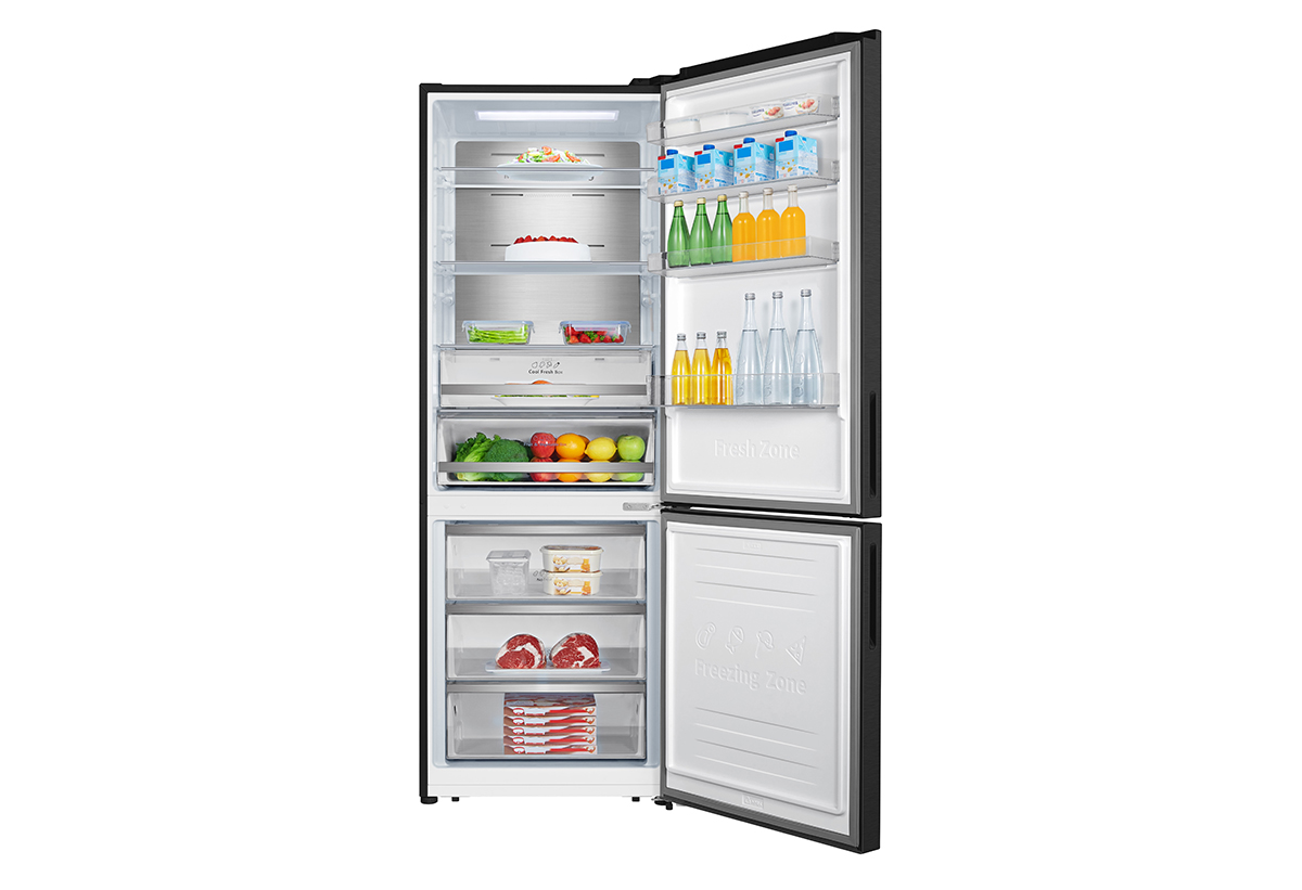 Απεικονίζεται το ψυγείο ανοιχτό γεμάτο τρόφιμα.